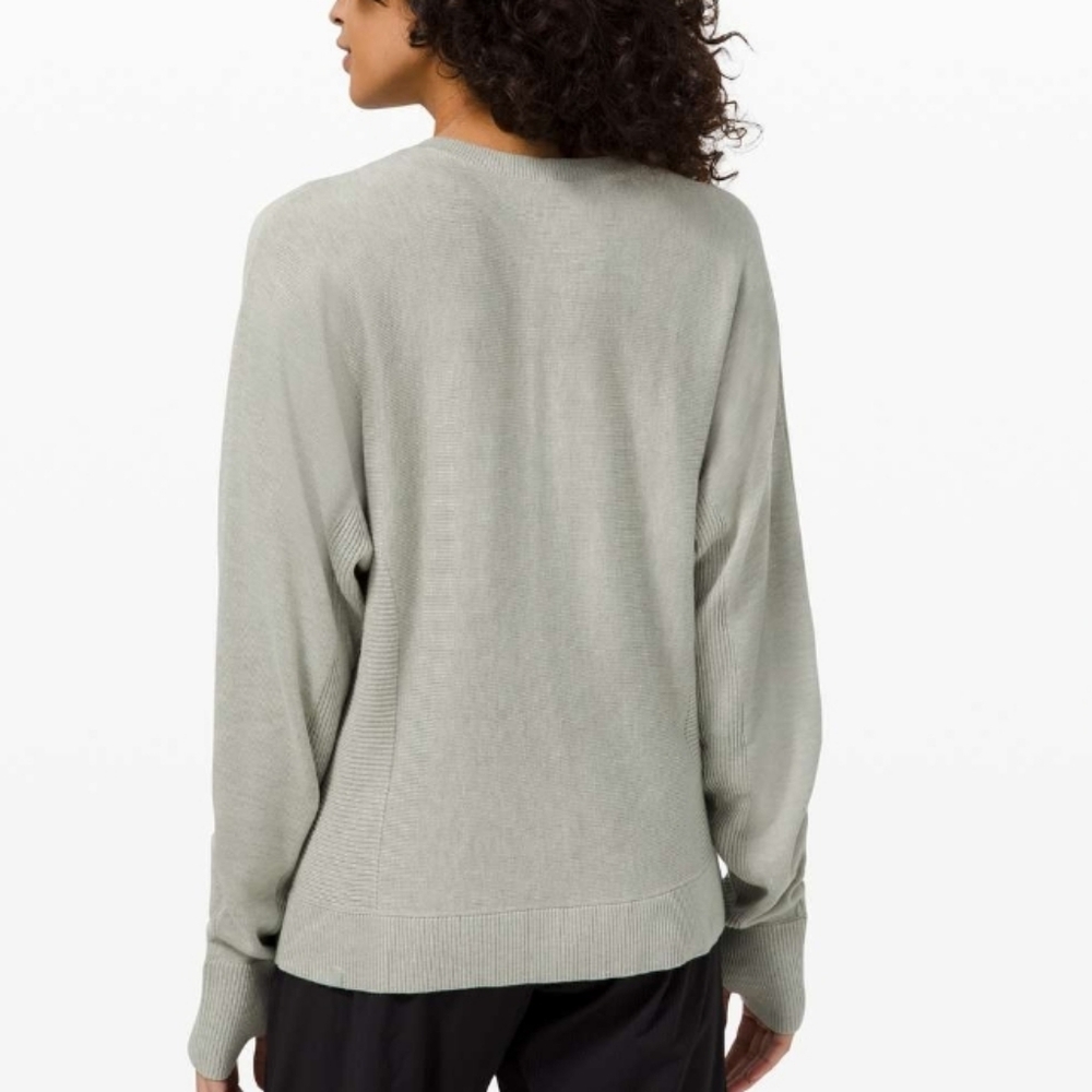 Lululemon Cashlu Green Sage Crewneck Women's Sweater Sz M Athleasure Travel - Picture 2 of 9